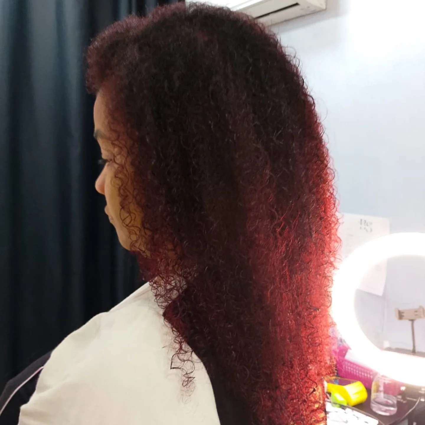 Corte feminino elegante e finalização profissional - Salão Jurema Fernandes